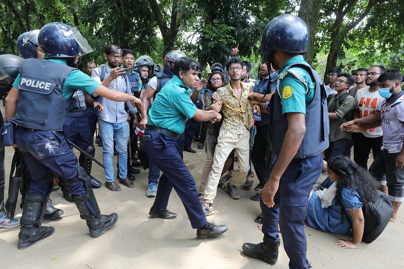 সিলেটের শাহজালাল বিজ্ঞান ও প্রযুক্তি বিশ্ববিদ্যালয়ের প্রধান ফটকের সামনে থেকে আন্দোলনকারীরা ক্যাম্পাসে প্রবেশ করার চেষ্টা করলে পুলিশ তাতে বাধা দেয়। বেলা সাড়ে ১০টার দিকে  তোলা